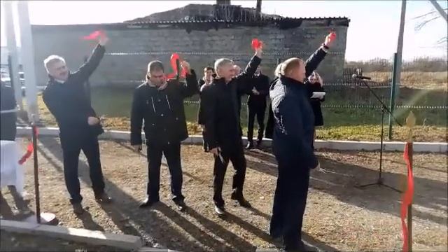 Чиновники разрезают красную ленточку на открытии котельной в Георгиевке смотреть онлайн