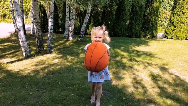 Pasha is combing Alena Kids pretend play with children activity by Chiko TV смотреть онлайн