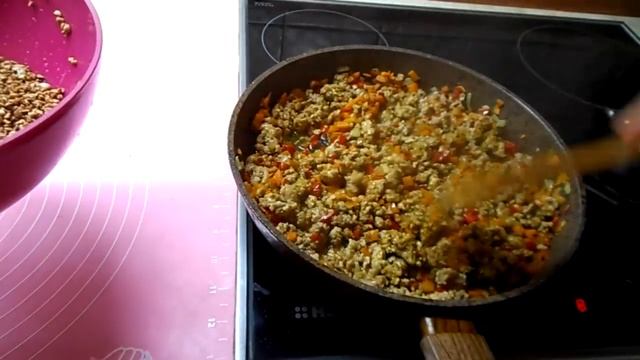 НУ ОООЧЕНЬ ВКУСНАЯ "ГРЕЧКА ПО-КУПЕЧЕСКИ С ФАРШЕМ" смотреть онлайн