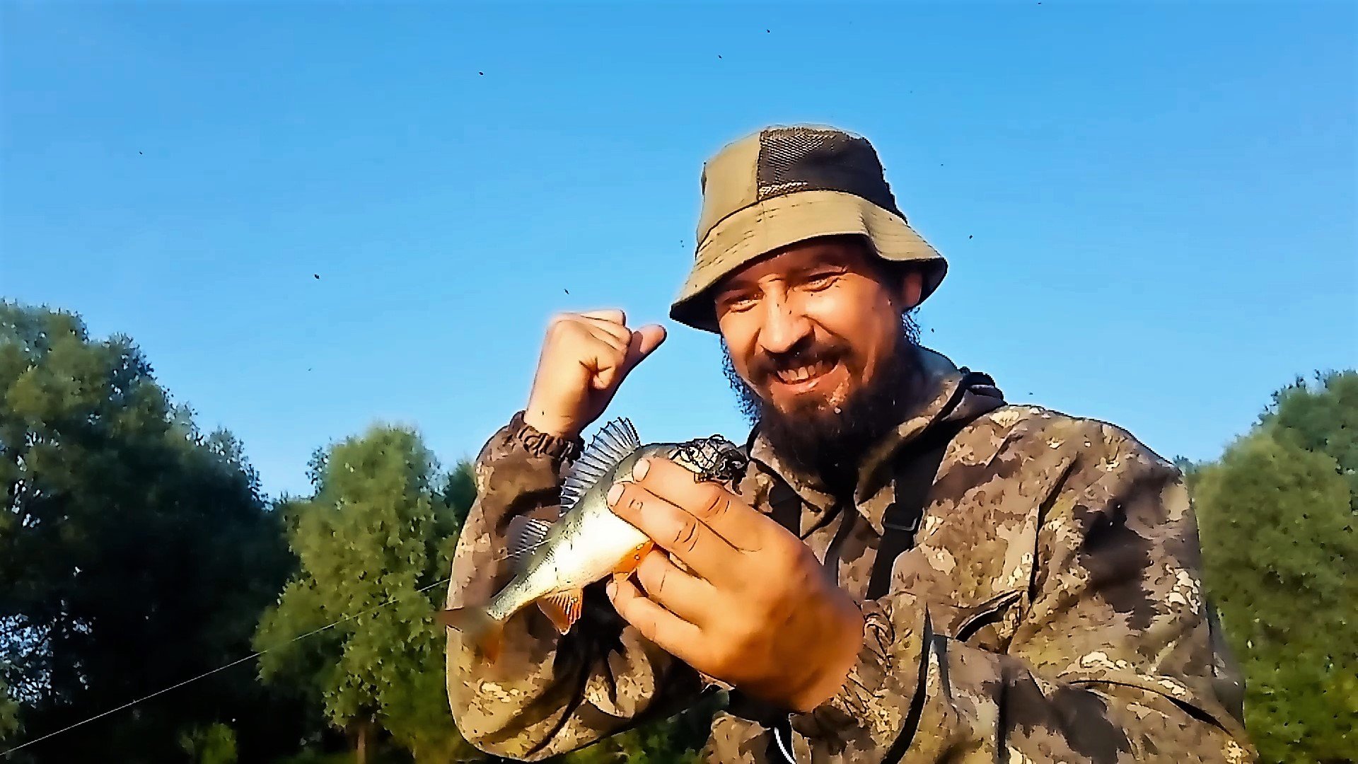 УТРЕННЯЯ РЫБАЛКА НА ОКУНЯ злые окуни рвут отводной поводок, на лодке со спиннингом смотреть онлайн