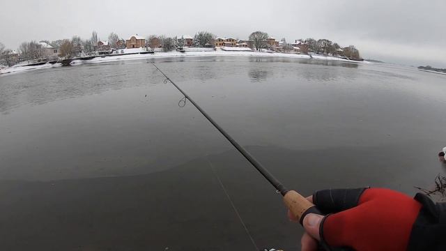 Зимние окуни . Спиннинг на Москва реке в декабре . смотреть онлайн