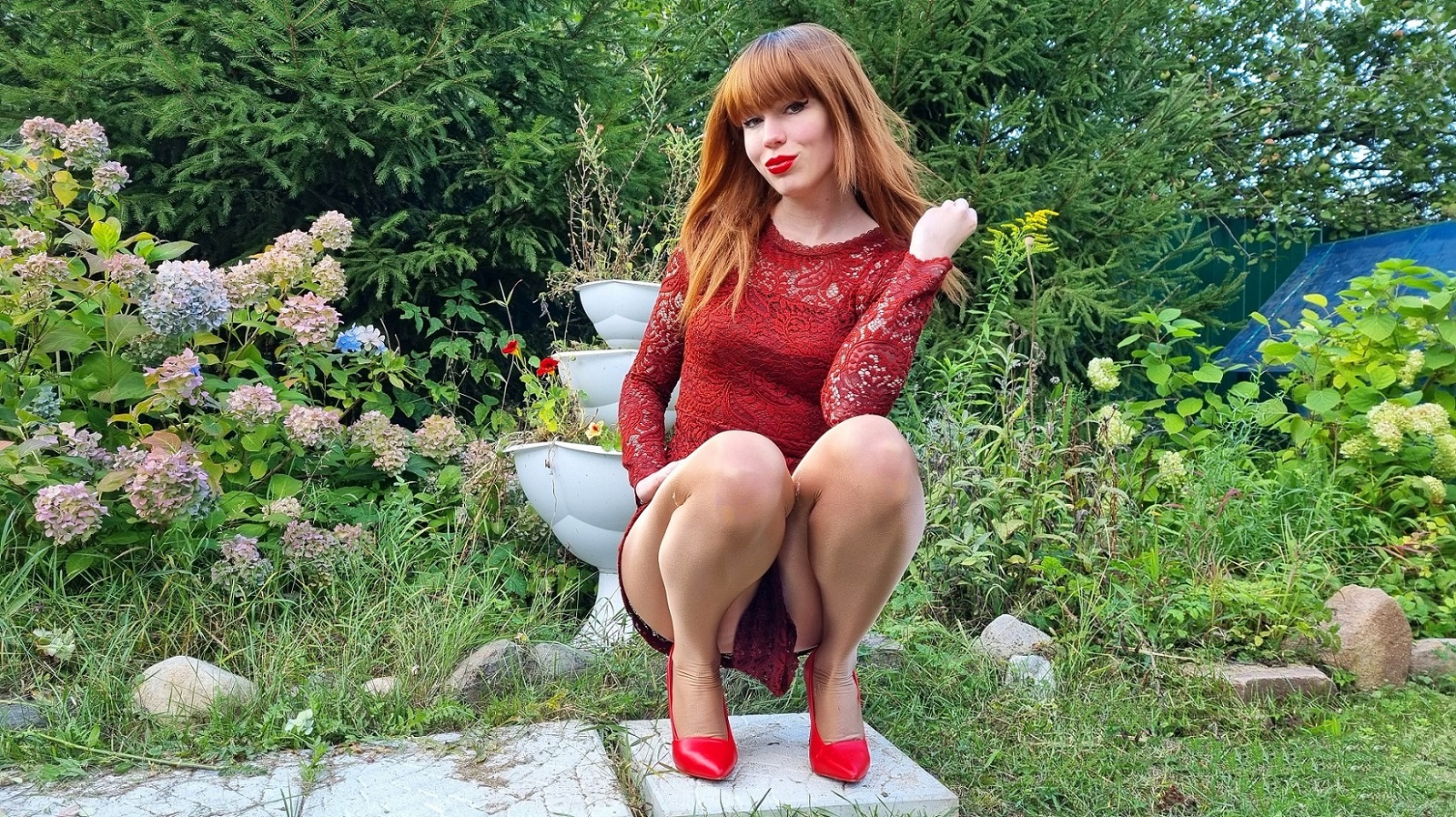 Танцующая девушка красотка в красном платье и в блестящих телесных колготках на каблуках смотреть онлайн