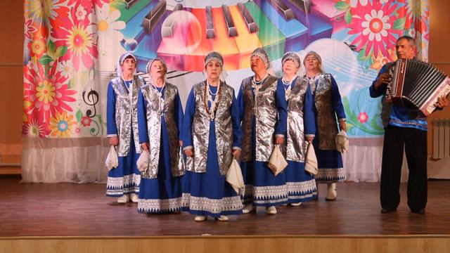 Народный художественный вокальный ансамбль Ивушки - Журавли смотреть онлайн