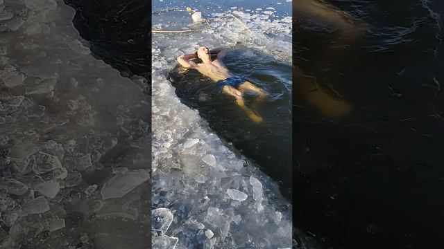 Купание зимой , плавание в ледяной воде,ныряние в прорубь , закаливание при тем - 15 , обливание! смотреть онлайн