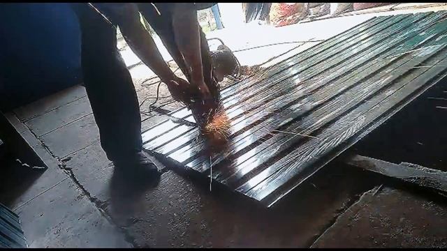 Как сделать ворота из профнастила. Простые, легкие, в рамке. Как крепится профлист.