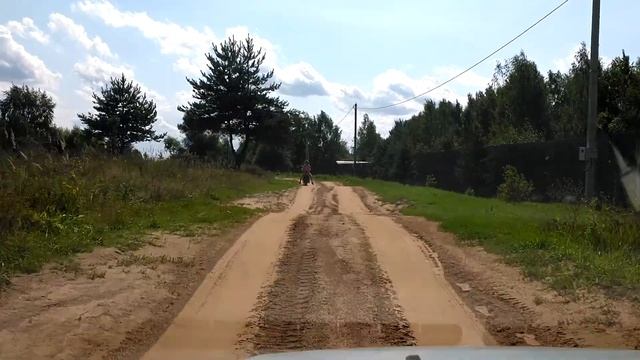 ДВЕ ДЕВОЧКИ ЕДУТ НА МОПЕДЕ СПИНОЙ ДРУГ К ДРУГУ.(Одна смотрит вперёд другая назад на меня.)?? смотреть онлайн