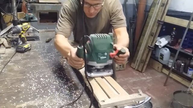 Мастерская "Грифона". Прорезание дола в пластиковом мече. смотреть онлайн