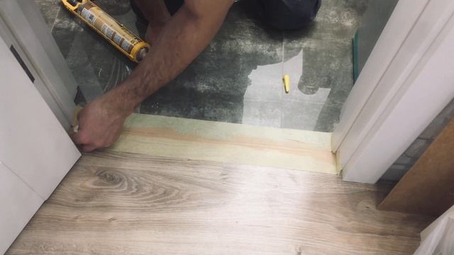 Стык ламината и плитки проходим герметиком. Никаких порогов. Идеальное решение смотреть онлайн