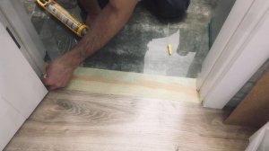 Стык ламината и плитки проходим герметиком. Никаких порогов. Идеальное решение