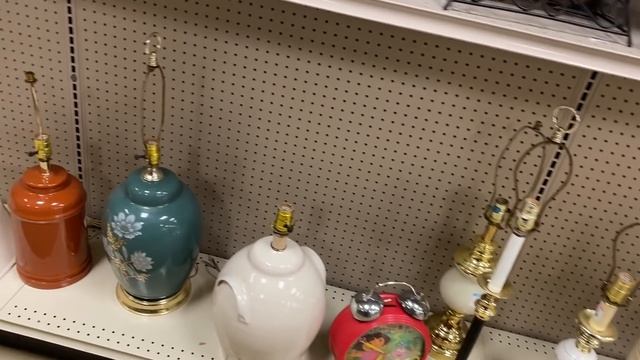 goodwill thrift with me | I found the weirdest thing | thrifting vintage home decor смотреть онлайн