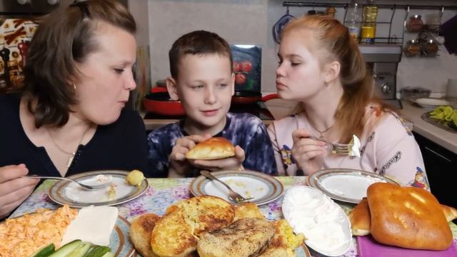 Мукбанг Зразы картофельные с фаршем, Кулебяки, рыжик/Ваши вопросы, комментарии /Спасибо за посылку☺ смотреть онлайн
