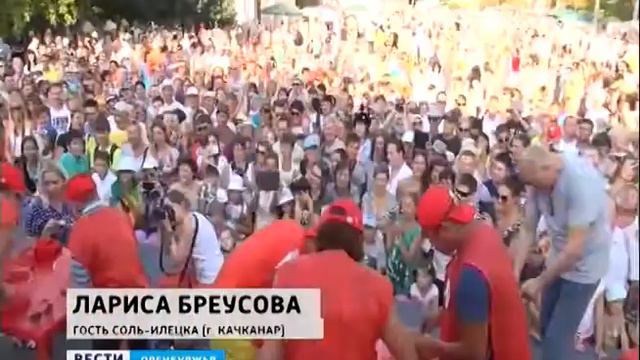 Гонки на верблюдах и поедание арбузов на скорость в Соль Илецке прошел сладкой ягоды. смотреть онлайн