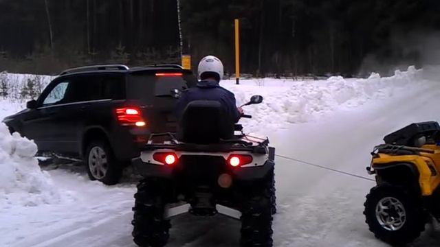 Вытаскиваем застрявший мерседес GLK двумя квадроциклами смотреть онлайн