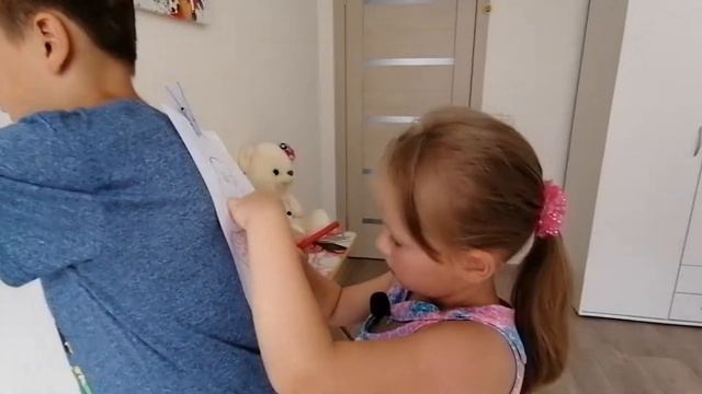 Челлендж! Угадай что нарисовано на спине! смотреть онлайн