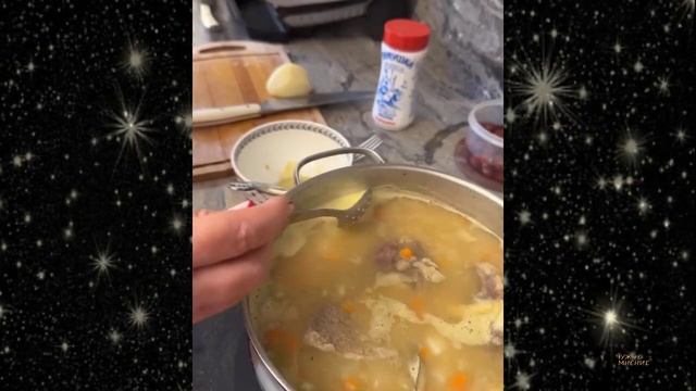 Мама Ксении Бородиной поделилась фирменным рецептом самого вкусного горохового супа смотреть онлайн