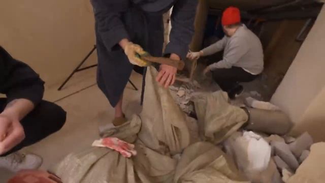 СЕРИЯ 1 - Как я КУПИЛ КВАРТИРУ и НАШЕЛ там ТОННЕЛЬ! Он ведет... смотреть онлайн