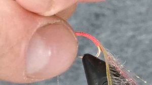 Мушка на омуля из лакоткани, придание цвета подложкой