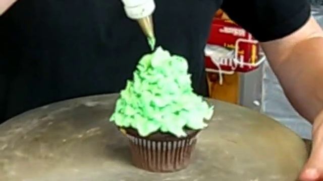 Make a Christmas tree cupcake смотреть онлайн