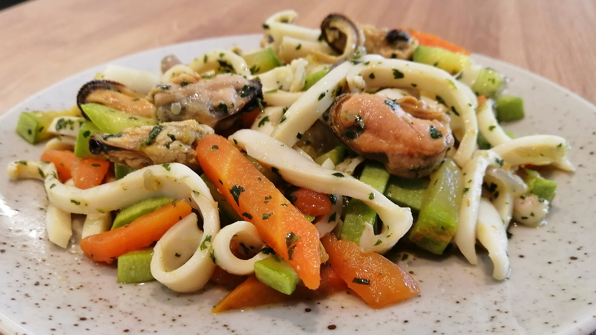 ДИЕТИЧЕСКИЙ САЛАТ с морепродуктами и овощами смотреть онлайн