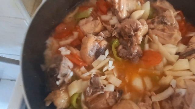 МОЛОДАЯ КУРОЧКА ТУЩЕНАЯ С ПОМИДОРАМИ СО СЛАДКИМ ПЕРЦЕМ И С ЛУКОМ ПОДНИМЕТ ВАШЕ НАСТРОЕНИЕ !