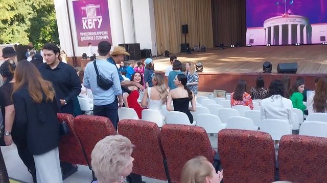 Выпускникам КБГУ вручили дипломы с отличием / Явление ректора народу / Нальчик / Зелёный театр / КБ смотреть онлайн