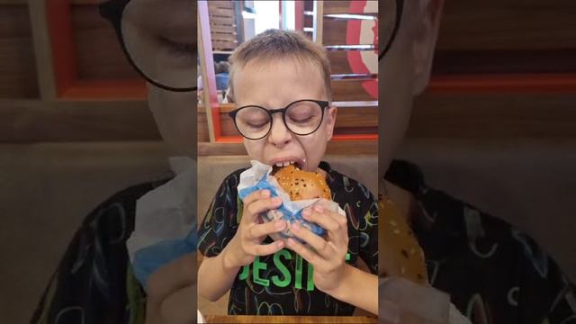 Ммм бургер, первое видео, дальше-больше 😄