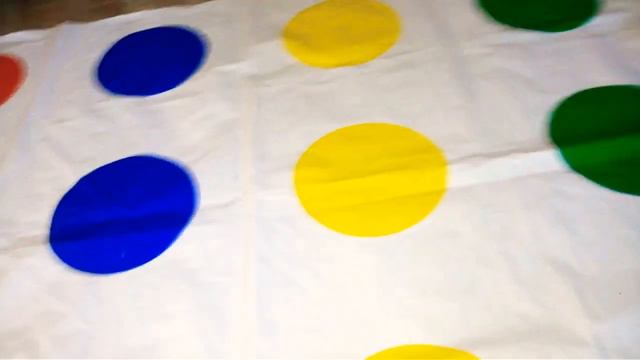 Играем в игру "Твистер" /Miss Litle Tasia/ смотреть онлайн