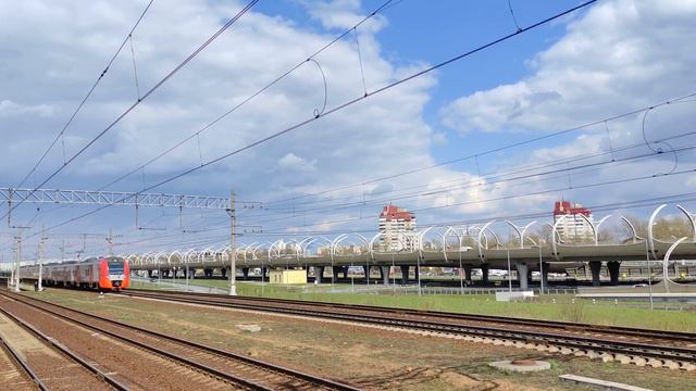 Электропоезд ЭС1П-011 «Ласточка», о.п. Ленинский Проспект, г.СПб, 07.05.2022г.(4K UHD) смотреть онлайн