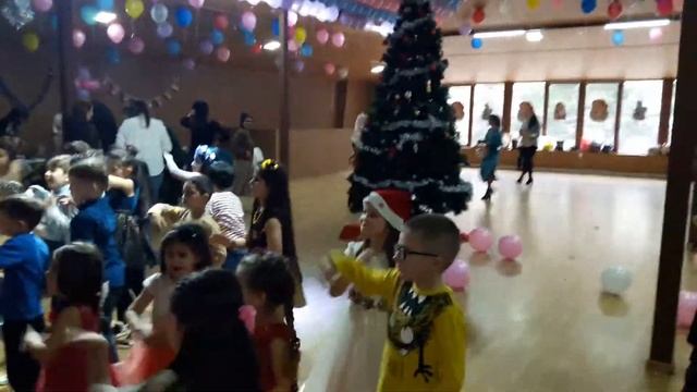 Новогодние танцы (1) смотреть онлайн