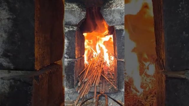 The earthen stove in the countryside, the crackling sound of firewood burning смотреть онлайн