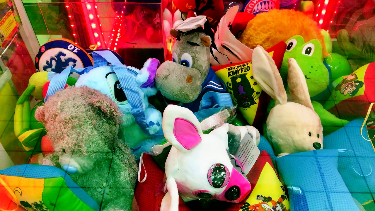 ЭТО ШОК! Выиграла КРУТЫЕ ИГРУШКИ из Аппарата хватайка! смотреть онлайн