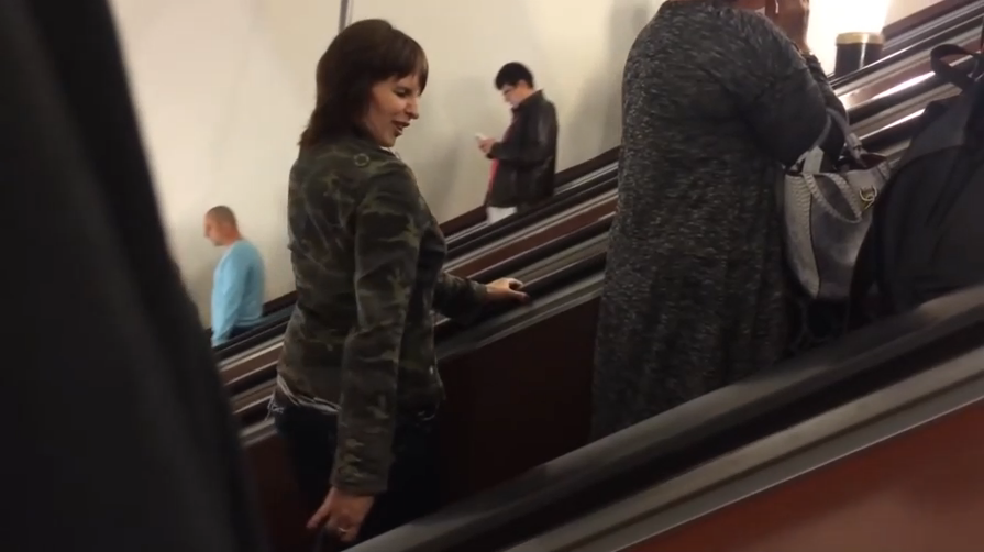 Когда в наушниках играет любимый трек смотреть онлайн