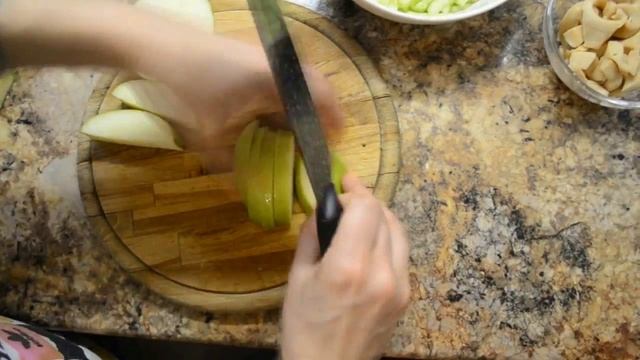 Сохраним традиции. Рецепт салата с консервированными кальмарами смотреть онлайн