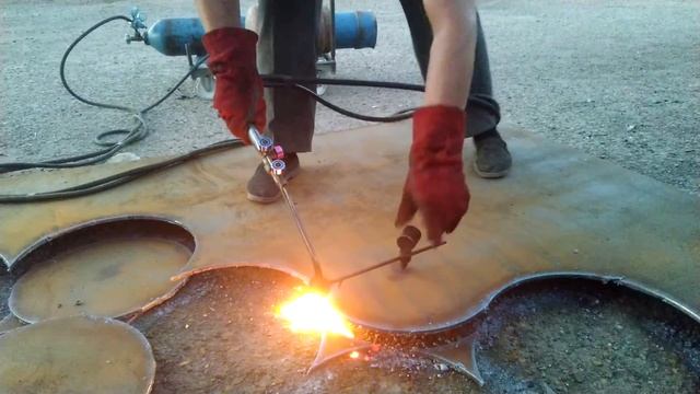 Как отрезать резаком круг ровно с помощью циркуля (1080p).mp4