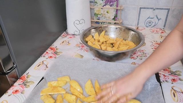 Золотистый картофель с соусом смотреть онлайн