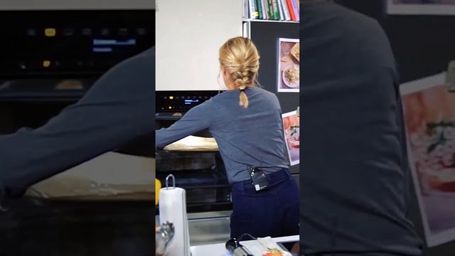 Бисквитный рулет с вишней и творожным кремом — рецепт от Юлии Высоцкой #shorts смотреть онлайн