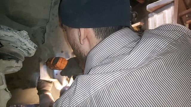 Как снять подкрылок на Toyota Hilux Surf kzn185 1kz-te смотреть онлайн