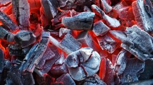 Футаж фон тлеющие разгорающие угли пламени