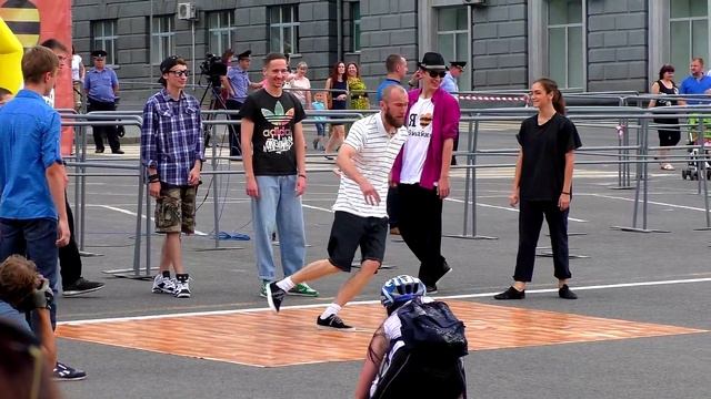 Танцы на Красной площади Курска. смотреть онлайн