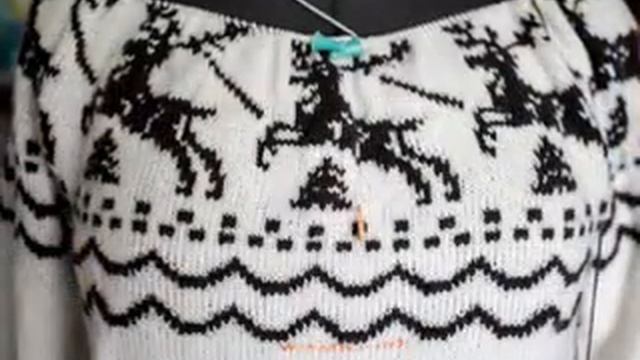 свитер с оленями смотреть онлайн