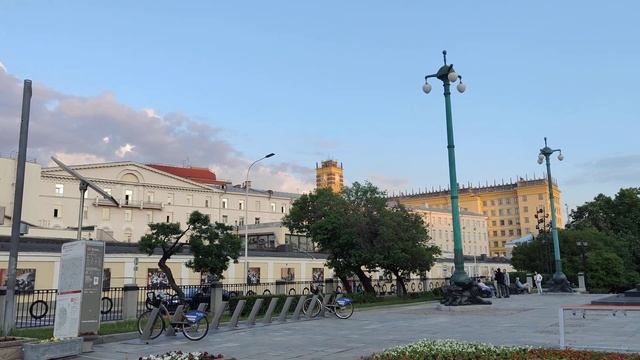 На Бульварном кольце стоит Гоголь на Гоголевском бульваре, смотрит на Арбатскую площадь и Знаменку. смотреть онлайн