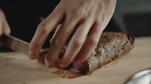 Стейк из мраморной говядины, разрез смотреть онлайн