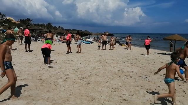 Тунис. Анимация Hôtel El ksar. Спортивные ?♂️?♀️ игры на ?? пляже, "Лопни шар". смотреть онлайн