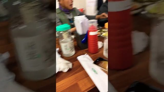 В 12:00 обед целый час. Такая вот еда ?