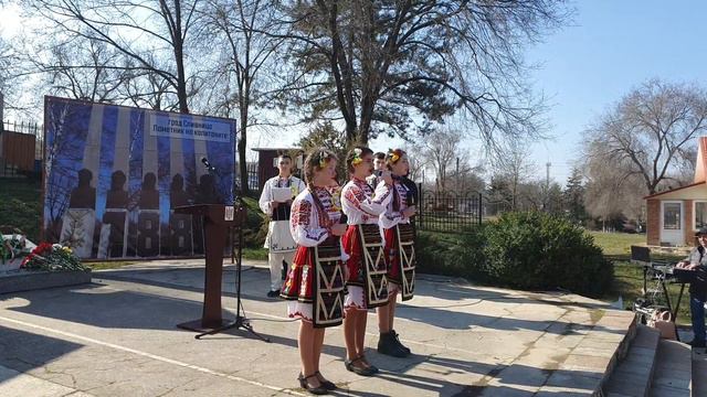 Возложение цветов памятнику Олимпию Панову в Тараклии смотреть онлайн