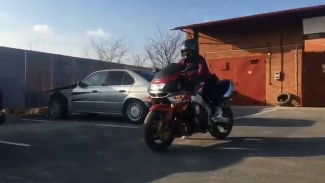 Как правильно и красиво валить с работы! Крохотная девушка механик на литровом СпортБайке!