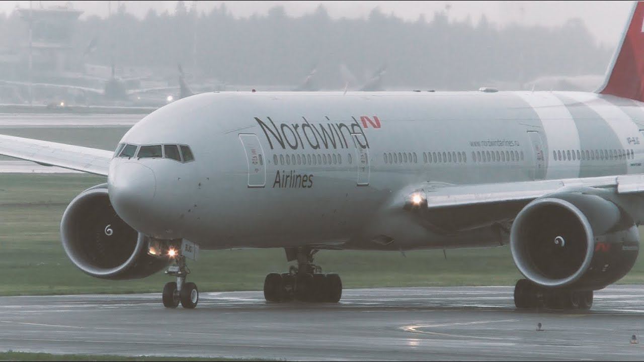 Вылет в Анталию в сильный  заряд дождя. Nordwind Airlines Boeing 777-2Q8ER, VP-BJG. Шереметьево 2019