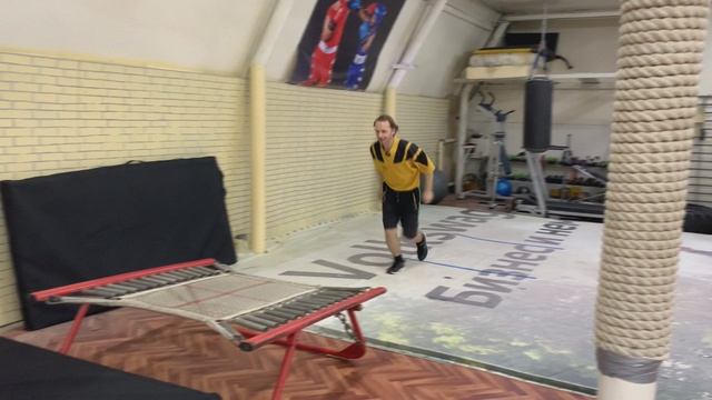 Сальто вперед с мини-батута (трампа) смотреть онлайн