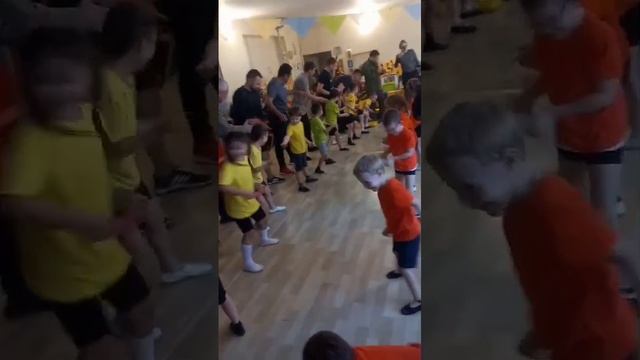 "Сильные, ловкие, смелые!" (соревнование дедов, отцов, братьев в честь 23 февраля) смотреть онлайн