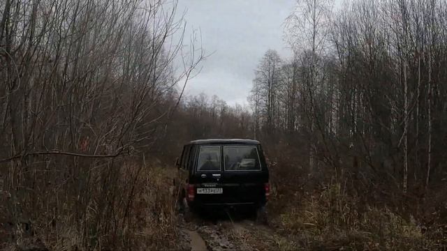 Toyota LC70 на сильверах едет по грязи